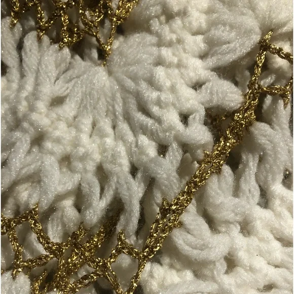 Vintage White & Gold Lurex cottagecore shawl - Picture 8 of 9